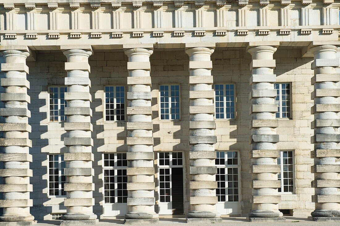 Frankreich, Doubs, Arc und Senans, in der von der UNESCO zum Weltkulturerbe erklärten königlichen Saline, das Haus des Direktors, Detail der Säulen