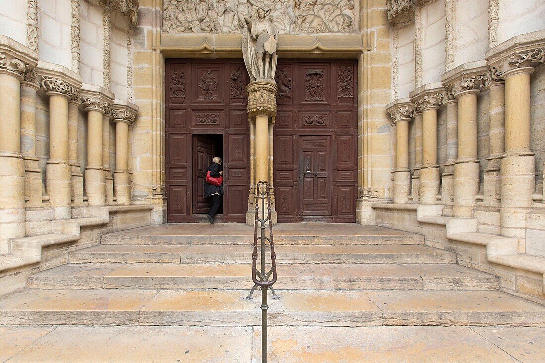 Frankreich, Cote d'Or, Kulturlandschaft der burgundischen Klimazonen, die von der UNESCO zum Weltkulturerbe erklärt wurde, Dijon, die Kirche Saint Michel aus dem 16.