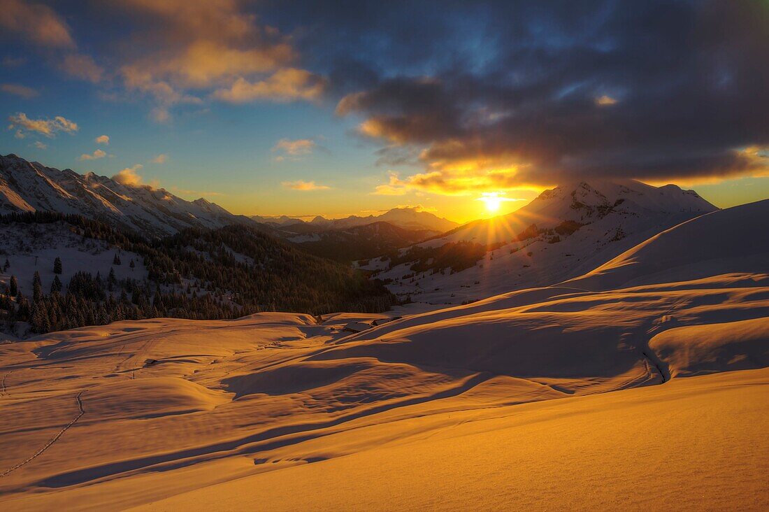 Frankreich, Haute Savoie, Aravis-Massiv, Le Grand Bornand, nach einem Schneefall im Skigebiet im Tal des Annes-Passes Sonnenuntergang auf dem Berg Lachat