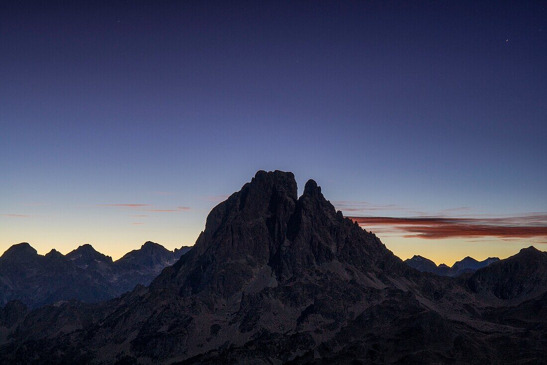 Frankreich, Pyrenees Atlantiques, Bearn, Pic du Midi d'Ossau vor Sonnenaufgang