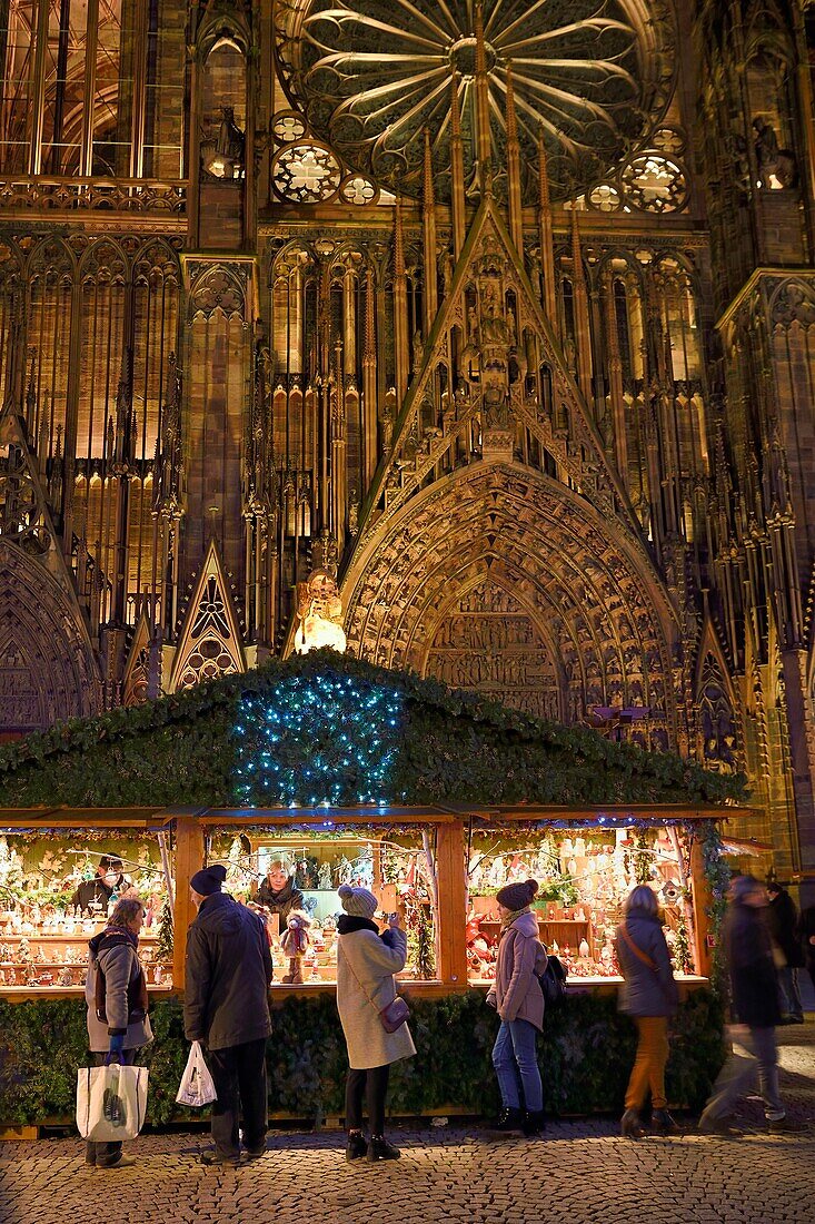 France, Bas Rhin, Strasbourg, old town listed as World Heritage by UNESCO, Christmas Market (Christkindelsmarik) stall place de la Cathedrale and Notre Dame Cathedral