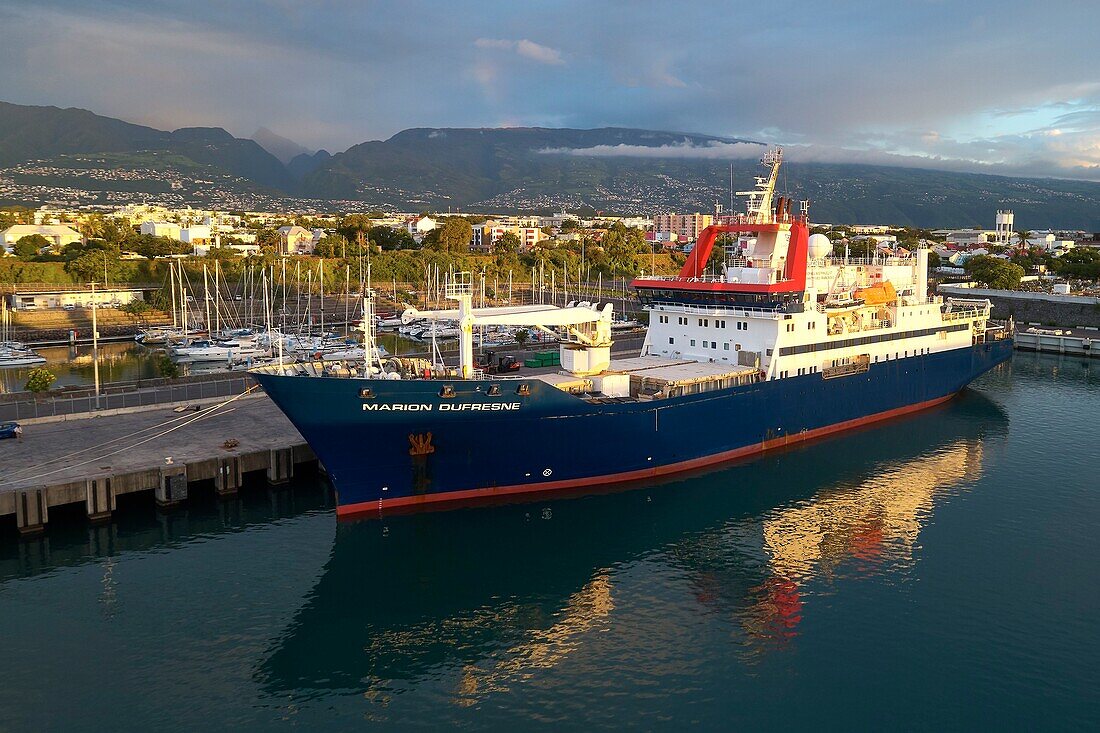 Frankreich, Insel La Réunion, Le Port, die Marion Dufresne (Versorgungsschiff der französischen Süd- und Antarktisgebiete) im Hafen (Luftaufnahme)