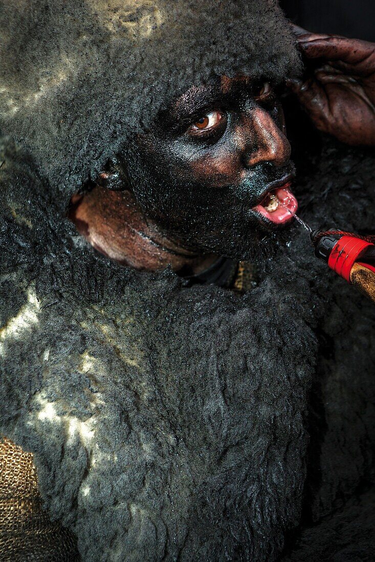 Frankreich, Pyrenees Orientales, Prats-de-Mollo, Lebensszene während des Bärenfestes beim Karneval, Porträt des als Bär verkleideten Mannes