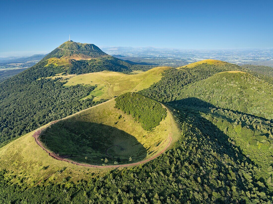 Frankreich, Puy de Dome, Orcines, Regionaler Naturpark der Vulkane der Auvergne, die Chaîne des Puys, von der UNESCO zum Weltkulturerbe erklärt, im Vordergrund der Vulkan Puy Pariou (Luftaufnahme)