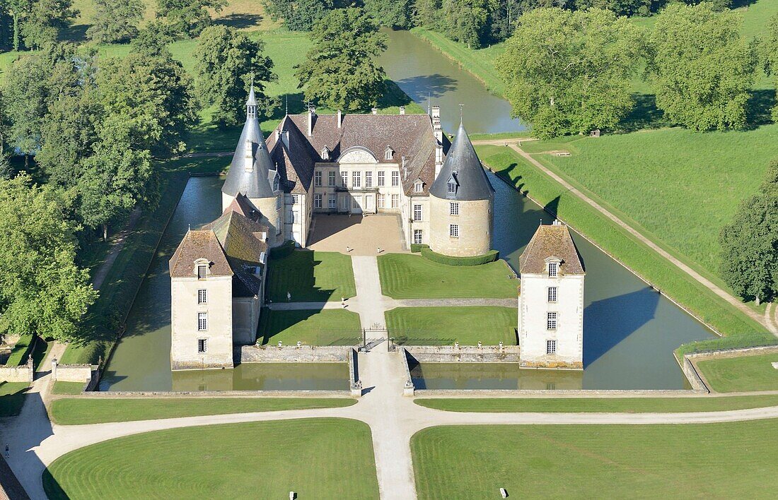 Frankreich, Cote d'Or, Commarin, das Schloss (Luftbild)