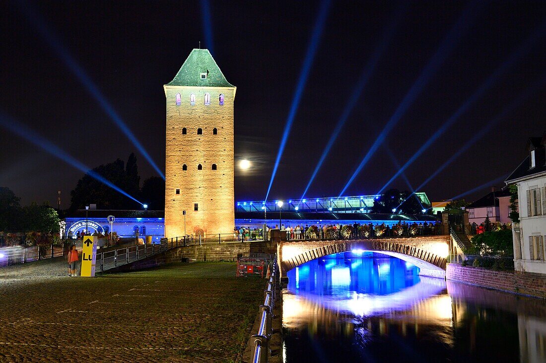Frankreich, Bas Rhin, Straßburg, Altstadt, die von der UNESCO zum Weltkulturerbe erklärt wurde, die überdachten Brücken über den Fluss Ill, sommerliche Licht- und Tonschau