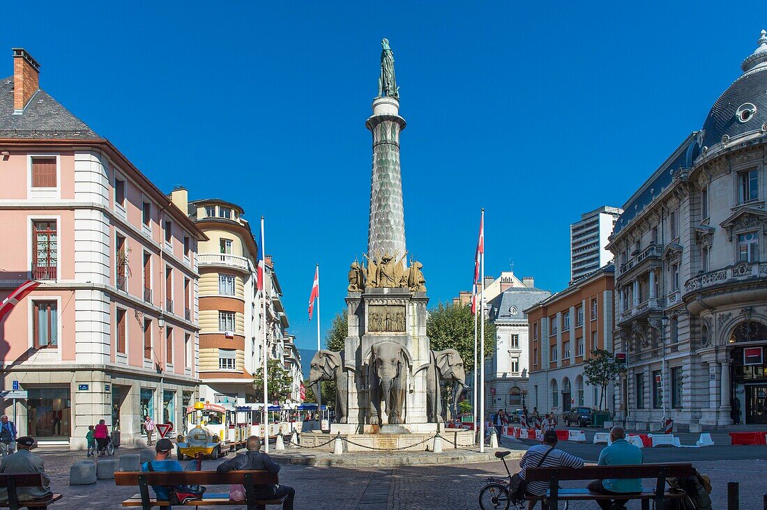 Frankreich, Savoyen, Chambery, das Monument des Elefantenbrunnens, genannt "Four sans butts" und die Säule der Statue des Grafen von Boigne Savoyer Bildhauer Pierre Victor Sappey
