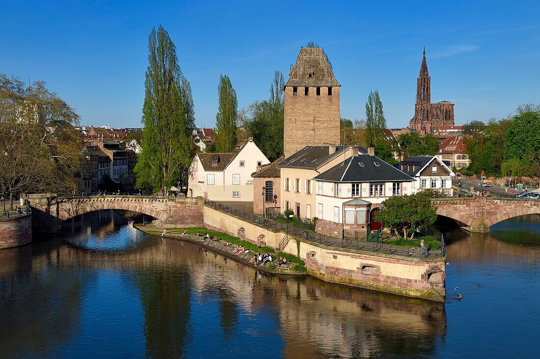 Frankreich, Bas Rhin, Straßburg, Altstadt, die von der UNESCO zum Weltkulturerbe erklärt wurde, Stadtteil Petite France, Wehrtürme der überdachten Brücken und die Kathedrale Notre Dame im Hintergrund