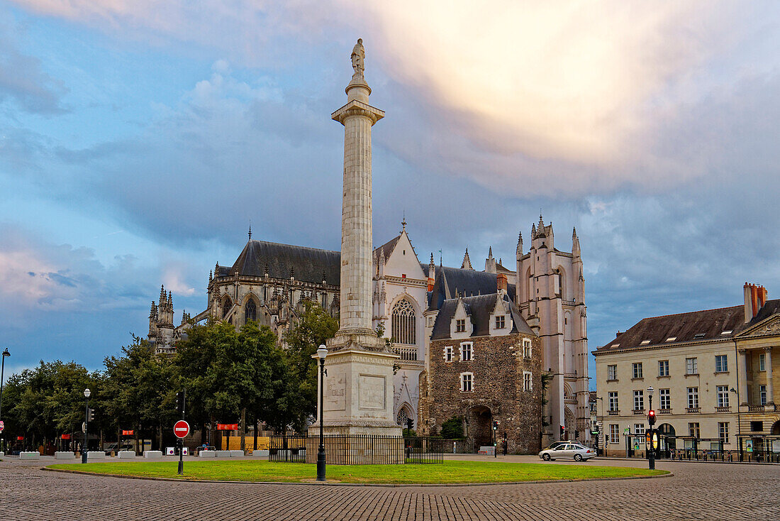 Frankreich, Loire Atlantique, Nantes, Place du Maréchal Foch, Statue von Ludwig XVI. auf einer Säule und Kathedrale von Sankt Peter und Sankt Paul