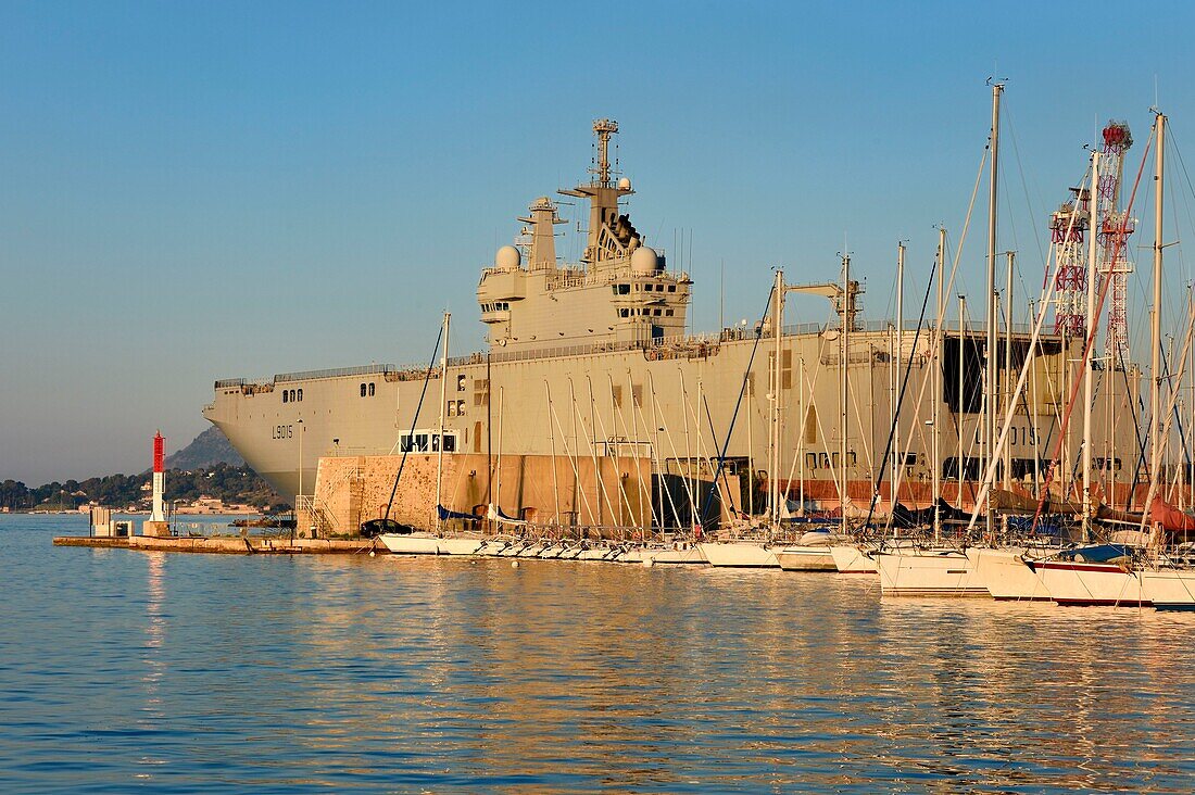 Frankreich, Var, Toulon, der Marinestützpunkt (Arsenal), die Diksmuide (L9015) ist ein Marineprojektions- und Führungsgebäude (BPC) der Mistral-Klasse