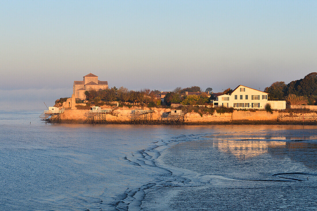 Frankreich, Charente Maritime, Mündung der Gironde, Saintonge, Talmont sur Gironde, mit dem Titel Les Plus Beaux Villages de France (Die schönsten Dörfer Frankreichs), die romanische Kirche St Radegonde aus dem XII.