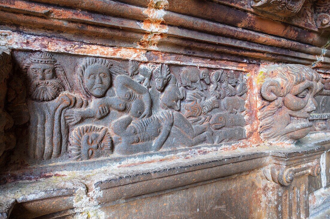 Frankreich, Finistere, Guimiliau, Pfarrei Guimiliau um die Kirche Saint Miliau aus dem 16. und 17. Jahrhundert, Basrelief in der Südvorhalle, Schöpfung von Eva