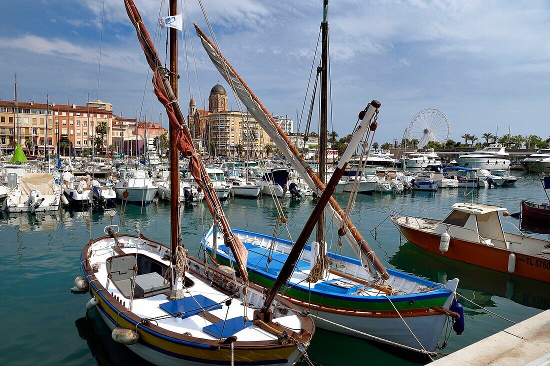 Frankreich, Var, Saint Raphael, kleines Boot im Hafen und die Basilika Unserer Lieben Frau vom Siege