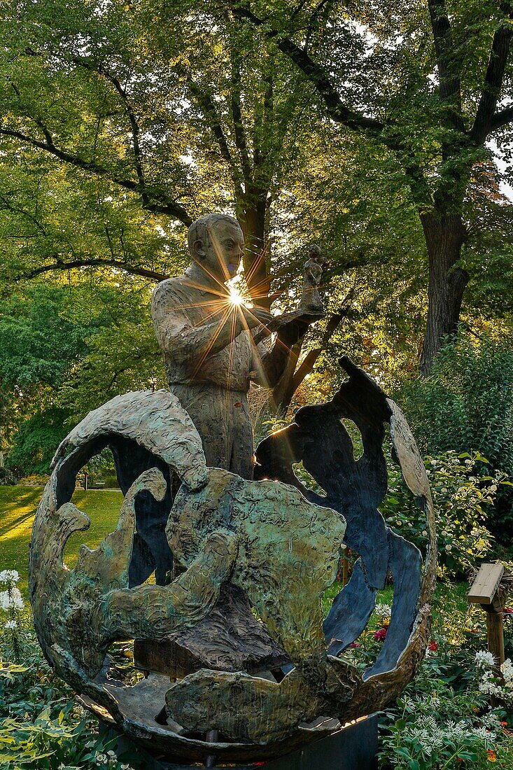 Frankreich, Haute-Garonne, Toulouse, aufgelistet unter den großen touristischen Sehenswürdigkeiten in Midi-Pyrenäen, Platz Jardin Royal, Skulptur zu Ehren von Antoine de Saint-Exupéry in einer grünen Umgebung