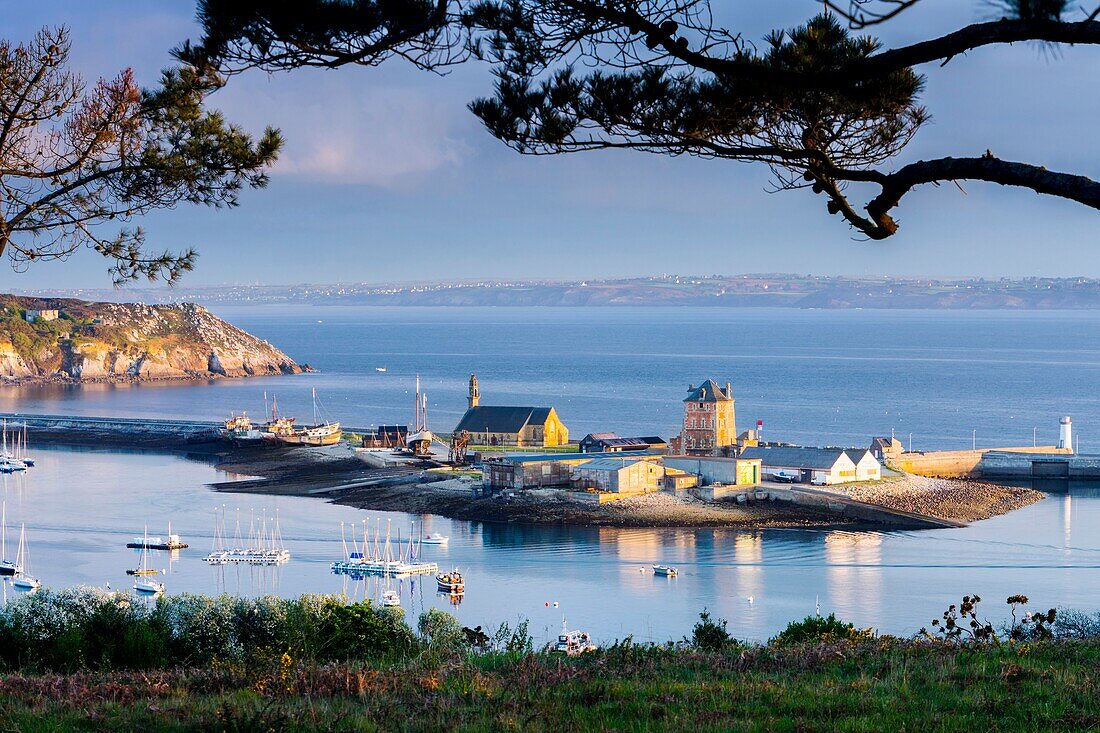 Frankreich, Finistere, Regionaler Naturpark, Camaret sur Mer, Camaret sur Mer Gesamtüberblick über die alten Gebäude einschließlich des Vauban-Turms, eingetragen als UNESCO-Welterbe