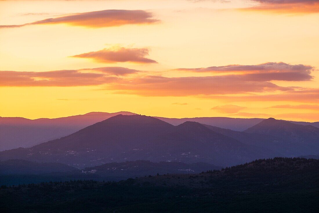 Frankreich, Ardeche, Mirabel, Sonnenuntergang über dem regionalen Naturpark Monts d'Ardeche