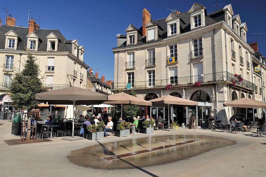 Frankreich, Loir et Cher, Tal der Loire, von der UNESCO zum Weltkulturerbe erklärt, Blois, Platz der Resistance, Terrassen von Cafés und Restaurants