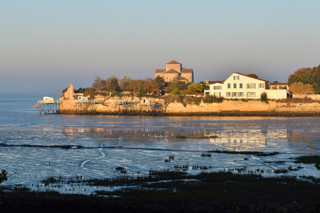 Frankreich, Charente Maritime, Mündung der Gironde, Saintonge, Talmont sur Gironde, ausgezeichnet als Les Plus Beaux Villages de France (Die schönsten Dörfer Frankreichs), die romanische Kirche St Radegonde aus dem XII.