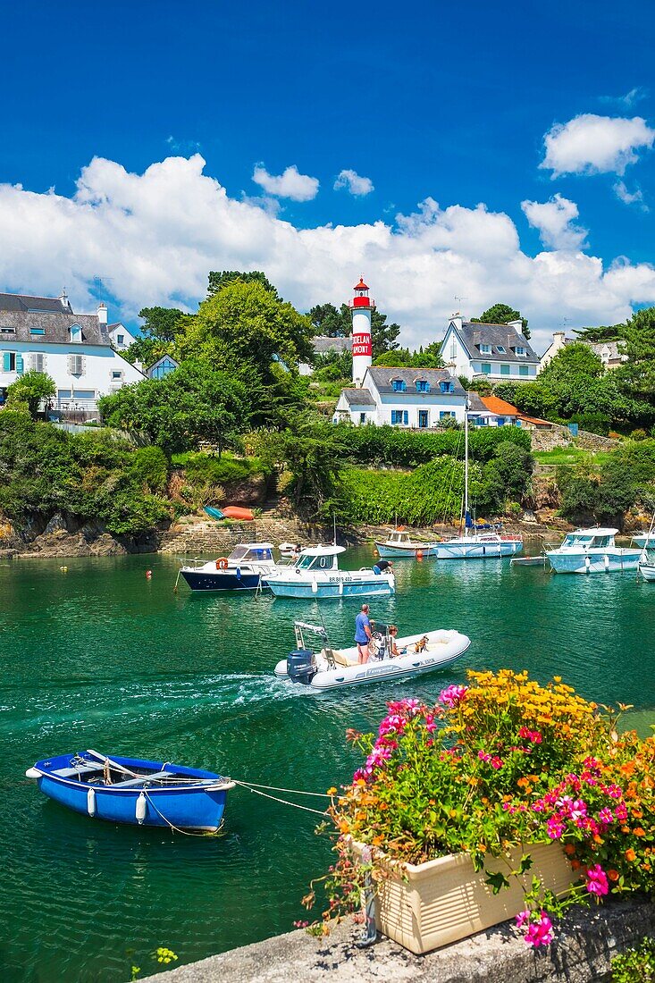 France, Finistere, Clohars Carnoet, the picturesque fishing harbour of Doelan