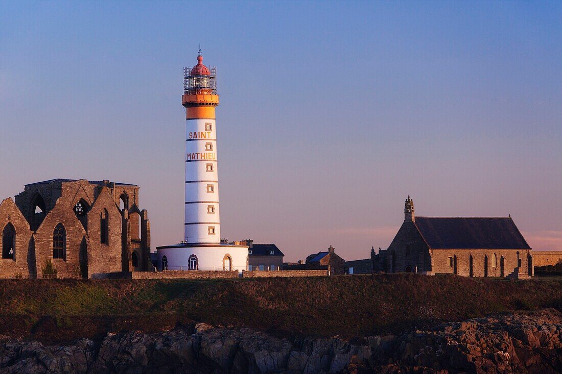 Frankreich, Finistere, Plougonvelin, Landspitze Saint Mathieu, Leuchtturm, Kapelle und Abtei von Saint Mathieu unter Denkmalschutz