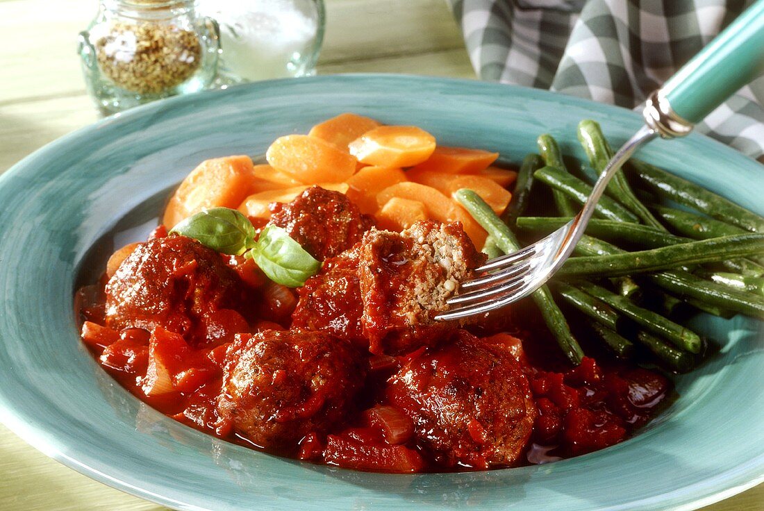 Lammhackbällchen in Tomaten-Rotwein-Sauce mit Gemüse