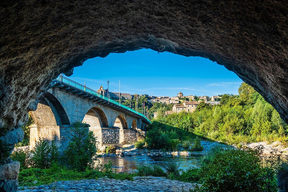 Frankreich, Ardeche, Aubenas, Ucel-Brücke über die Ardeche