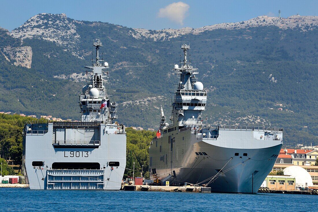 Frankreich, Var, Toulon, der Marinestützpunkt (Arsenal), Mistral (L9013) Führungsschiff des amphibischen Angriffsschiffes, ein Typ von Hubschrauberträger, der französischen Marine und die Tonnerre (L9014), die ein amphibischer Angriffs-Hubschrauberträger der Mistral-Klasse ist