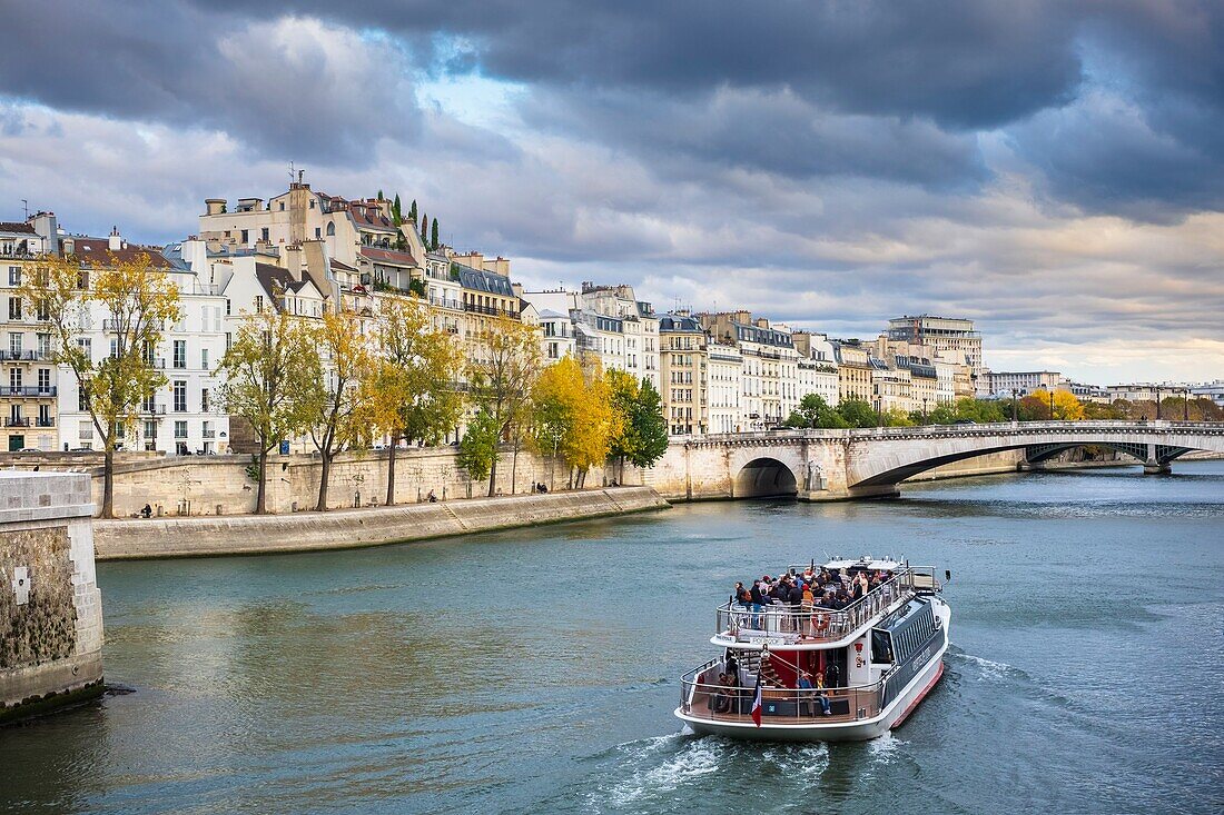 France, Paris, the banks of the Seine river listed as World Heritage by UNESCO, quai d'Orléans and Tournelle bridge