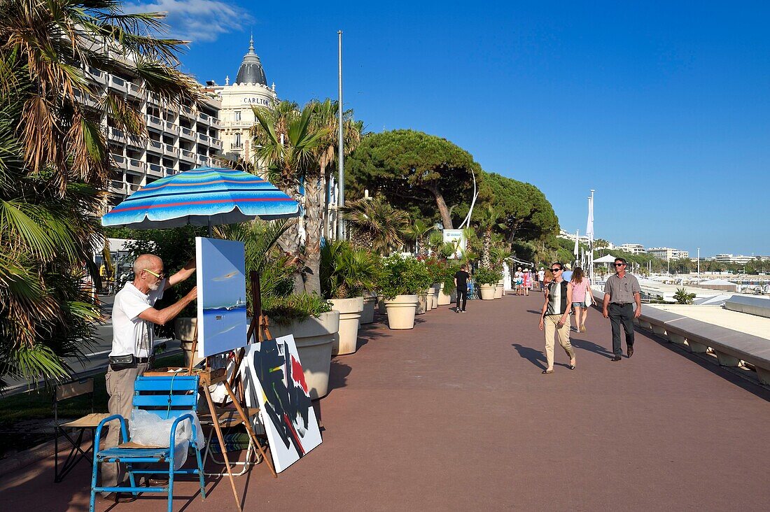 France, Alpes Maritimes, Cannes, painter on the Croisette