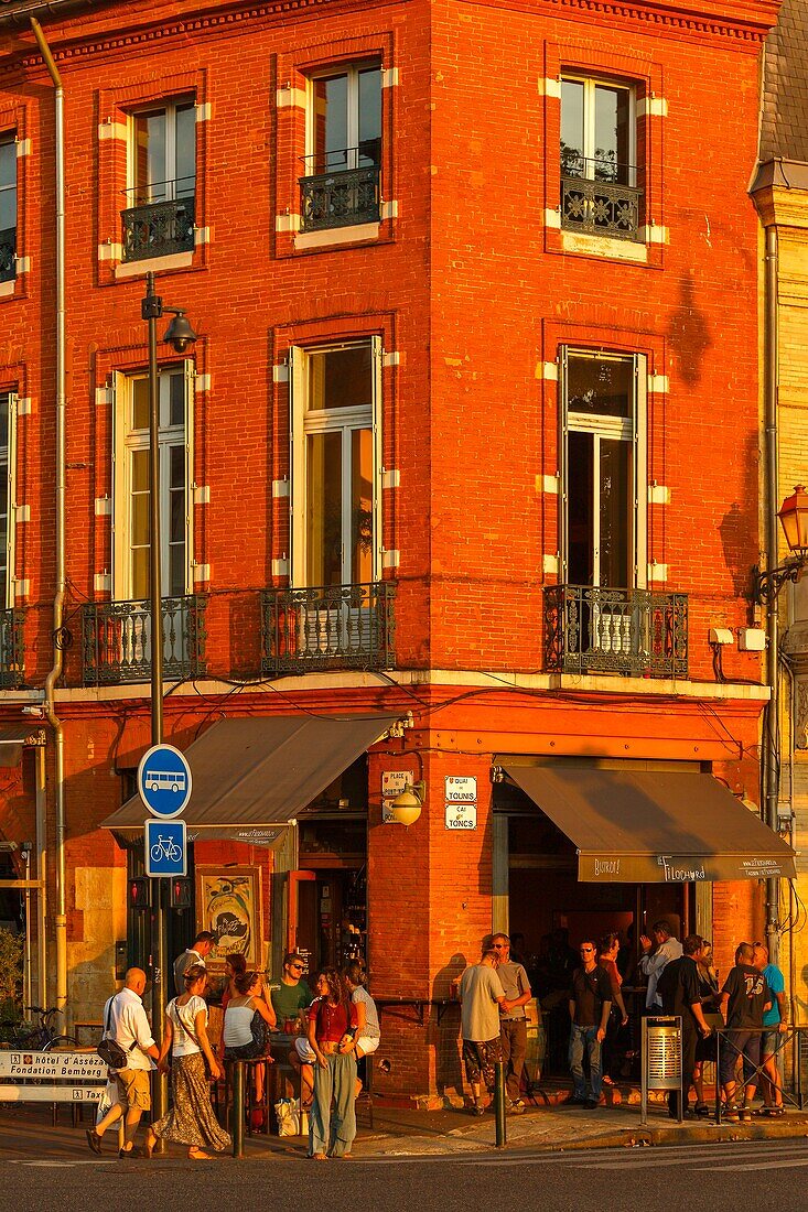 Frankreich, Haute-Garonne, Toulouse, gelistet bei Great Tourist Sites in Midi-Pyrenees, Tounis, Gäste vor einer beliebten Straßenbar bei Sonnenuntergang