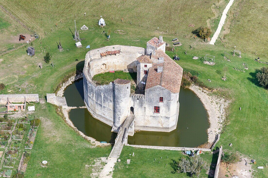 Frankreich, Charente Maritime, St Jean d'Angle, das Schloss (Luftaufnahme)