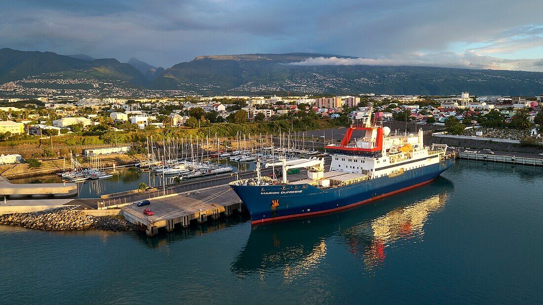 Frankreich, Insel La Réunion, Le Port, die Marion Dufresne (Versorgungsschiff der französischen Süd- und Antarktisgebiete) im Hafen (Luftaufnahme)