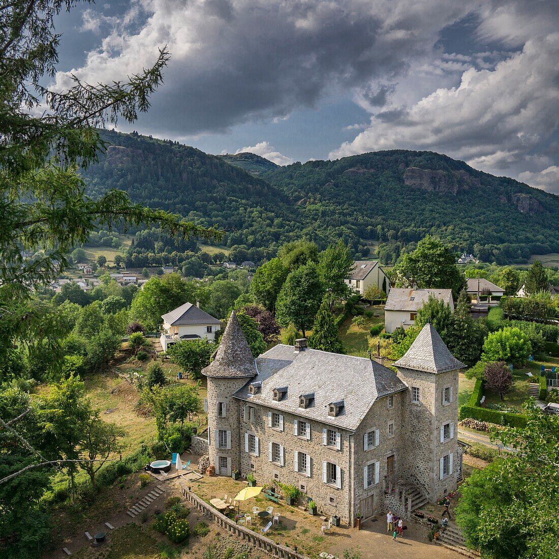 Frankreich, Cantal, Vic sur Cere, Schloss Ol Puech, Frühstückspension (Luftaufnahme)
