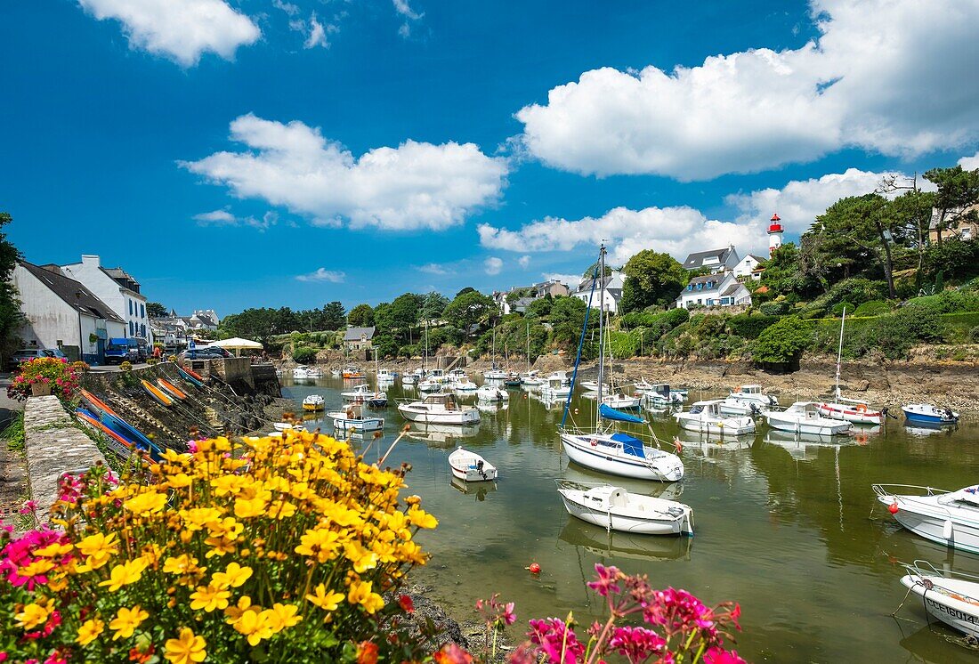 France, Finistere, Clohars Carnoet, the picturesque fishing harbour of Doelan