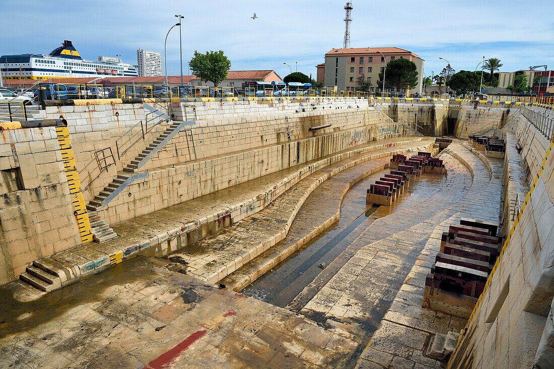 Frankreich, Var, Toulon, der Marinestützpunkt (Arsenal), Refitbecken besagtes kleines Vauban-Becken nach den Plänen des Ingenieurs Antoine Groignard gebaut