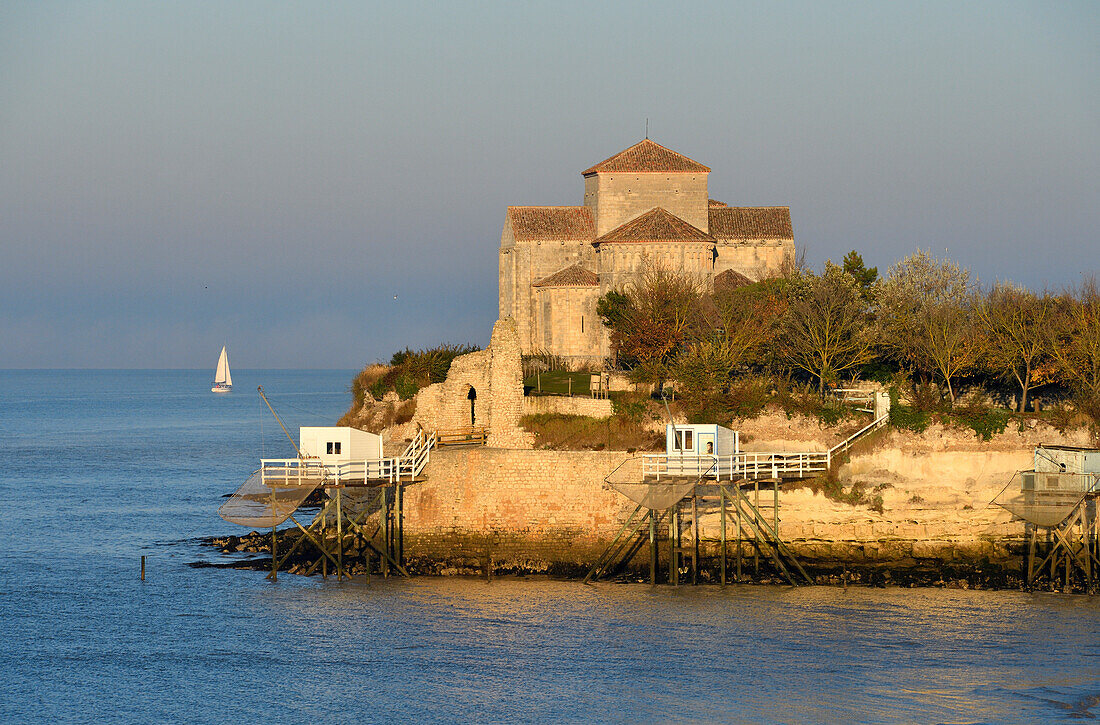 Frankreich, Charente Maritime, Mündung der Gironde, Saintonge, Talmont sur Gironde, beschriftet mit Les Plus Beaux Villages de France (Die schönsten Dörfer Frankreichs), die romanische Kirche St Radegonde aus dem XII.