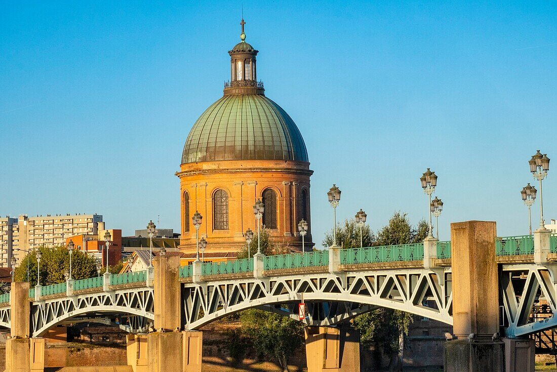 Frankreich, Haute Garonne, Toulouse, das Ufer der Garonne, die Brücke Saint Pierre und die Kuppel des Hospital de la Grave