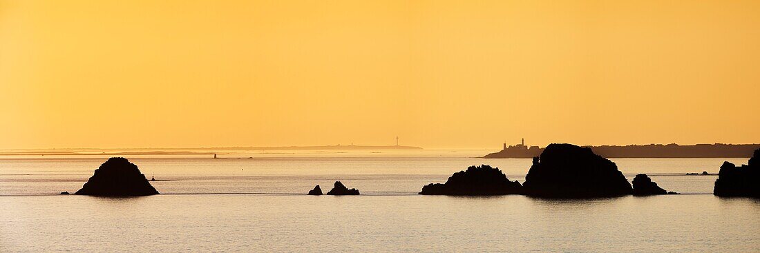 Frankreich, Finistere, Regionaler Naturpark Armoric, Camaret sur Mer, Kap Penhir, Sonnenuntergang am Kap Pen Hir