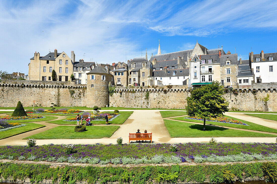 Frankreich, Morbihan, Golf von Morbihan, Vannes, Gesamtansicht der Festungsmauern und des Gartens, im Hintergrund die Kathedrale St-Pierre