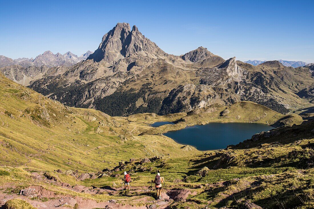 Frankreich, Pyrenees Atlantiques, Bearn, Wandern in den Pyrenäen, Wanderweg GR10, Abstieg vom Ayous-Pass zum Gentau-See, Pic du Midi d'Ossau