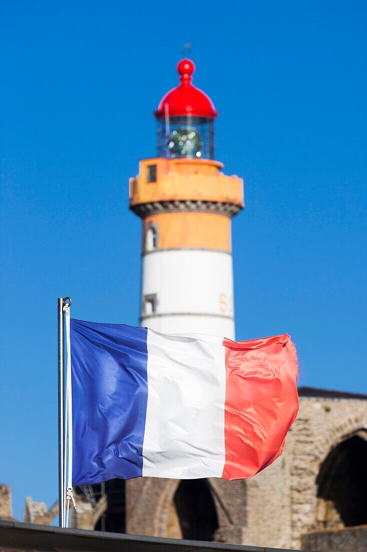 Frankreich, Finistere, Plougonvelin, Spitze Saint Mathieu, Die Fregatte und der denkmalgeschützte Leuchtturm Saint Mathieu
