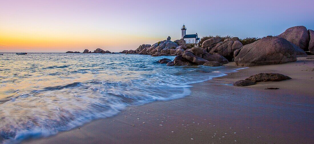 Frankreich, Finistere, Pays des Abers, Brignogan Plages, der Pontusval-Leuchtturm auf der Pointe de Beg Pol bei Sonnenuntergang