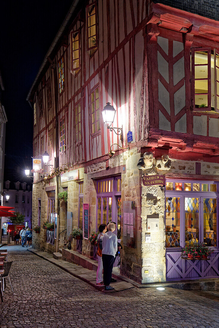 France, Morbihan, Gulf of Morbihan, Vannes, sculpture Vannes and his wife at the angle of rues Noe and Pierre Rene Rogue