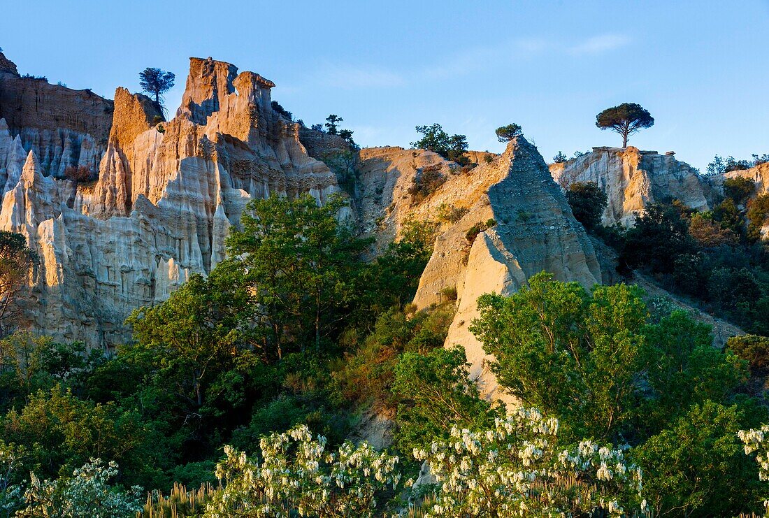 Frankreich, Pyrenees Orientales, Ille-sur-Tet, Les Orgues, Überblick über den Ort bei Sonnenaufgang