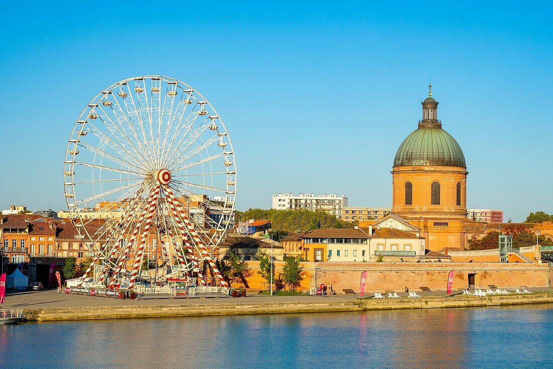 France, Haute Garonne, Toulouse, the Garonne, the Ferris Wheel and the dome of the Grave Hospital
