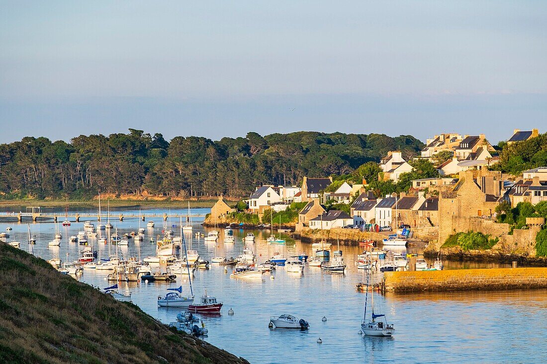 Frankreich, Finistere, Le Conquet, Fischereihafen im Meeresnaturpark Iroise