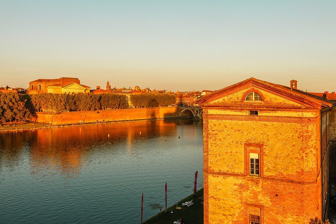 Frankreich, Haute-Garonne, Toulouse, aufgelistet unter "Great Tourist Sites in Midi-Pyrenees", Blick auf die Ufer der Garonne bei Sonnenuntergang