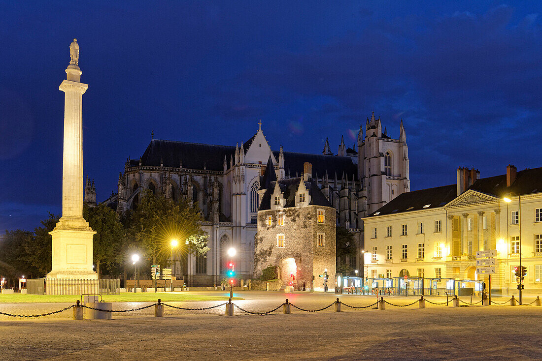 Frankreich, Loire Atlantique, Nantes, Place du Maréchal Foch, Statue Ludwigs XVI. auf einer Säule und Kathedrale St. Peter und St. Paul