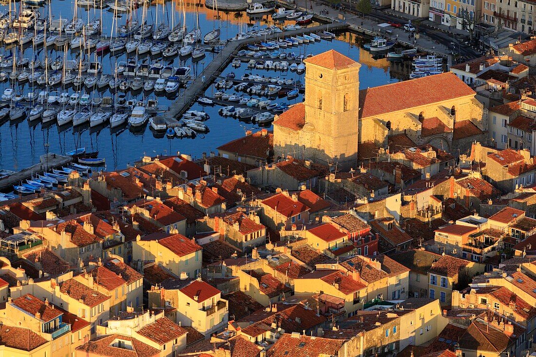 Frankreich, Bouches du Rhone, La Ciotat, Alter Hafen (Luftaufnahme)