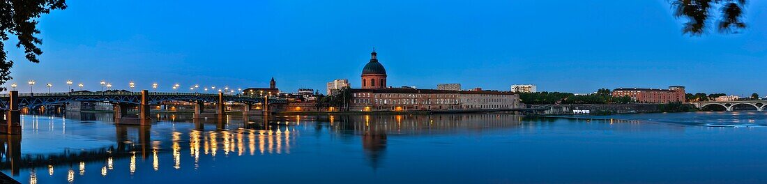 Frankreich, Haute-Garonne, Toulouse, gelistet bei Great Tourist Sites in Midi-Pyrenees, Pont-Neuf, Nachtansicht der Garonne, das Krankenhaus von La Grave und der Pont-Neuf